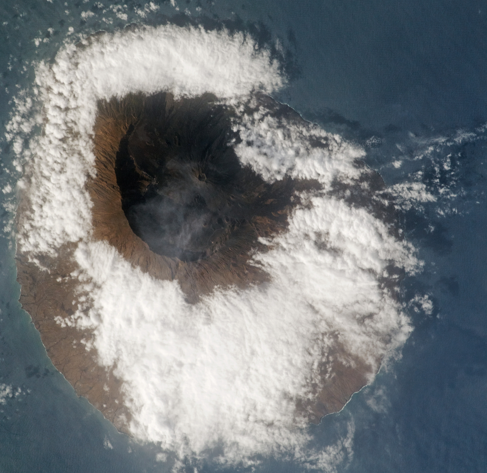 Vista de Fogo, una isla a 600 kilómetros de la costa de África Occidental. El nombre Fogo se traduce como "fuego", el nombre personifica la naturaleza volátil de las islas volcánicas de Cabo Verde. Pico de Fogo es el pico más alto de Cabo Verde, que se eleva a 2829 metros sobre el nivel del mar. Tomada el 23 de julio de 2020