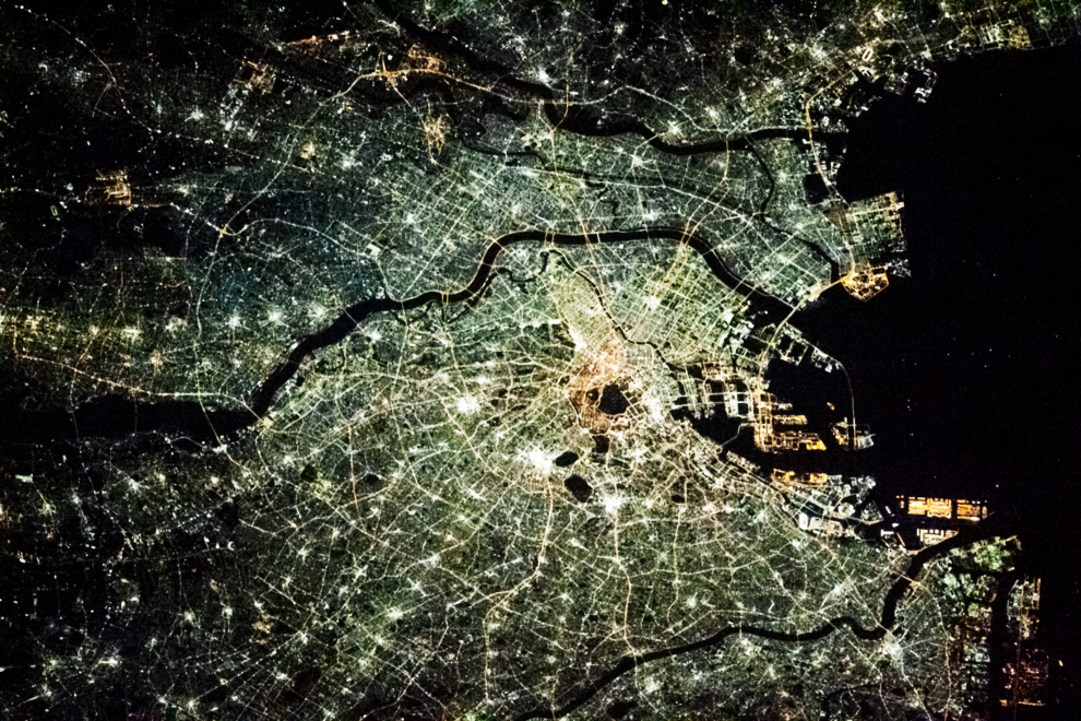 Meses antes de que el mundo volviera su mirada hacia Tokio para los Juegos Olímpicos de Verano de 2020, un astronauta de la Estación Espacial Internacional capturó esta imagen de la megaciudad japonesa. La fotografía ofrece una vista distintiva de alta resolución de la estructura de la ciudad a través de su luz nocturna. Tomada el 23 de diciembre de 2020