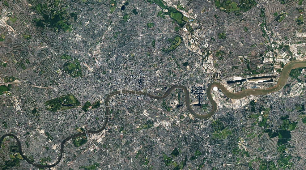 Esta vista expansiva del río Támesis que fluye hacia el este a través del área metropolitana de Londres es un mosaico de 29 fotografías superpuestas tomadas por un astronauta mirando hacia abajo desde la Estación Espacial Internacional (ISS). Rara vez se obtiene una vista detallada de Londres a esta escala desde la ISS debido a las condiciones frecuentemente nubladas. Tomada el 9 de junio de 2021