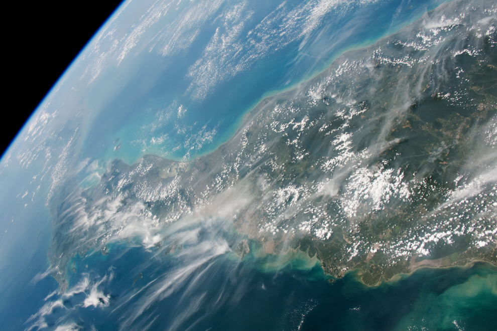 Esta imagen se tomó cuando la Estación Espacial Internacional orbitaba sobre Tailandia y Malasia. Esta región del mundo no se suele fotografiar desde el espacio debido a la persistencia de las nubes. Aunque todavía está nublado, esta vista ofrece un raro vistazo a ambas costas de la península malaya. Tomada el 23 de febrero de 2021