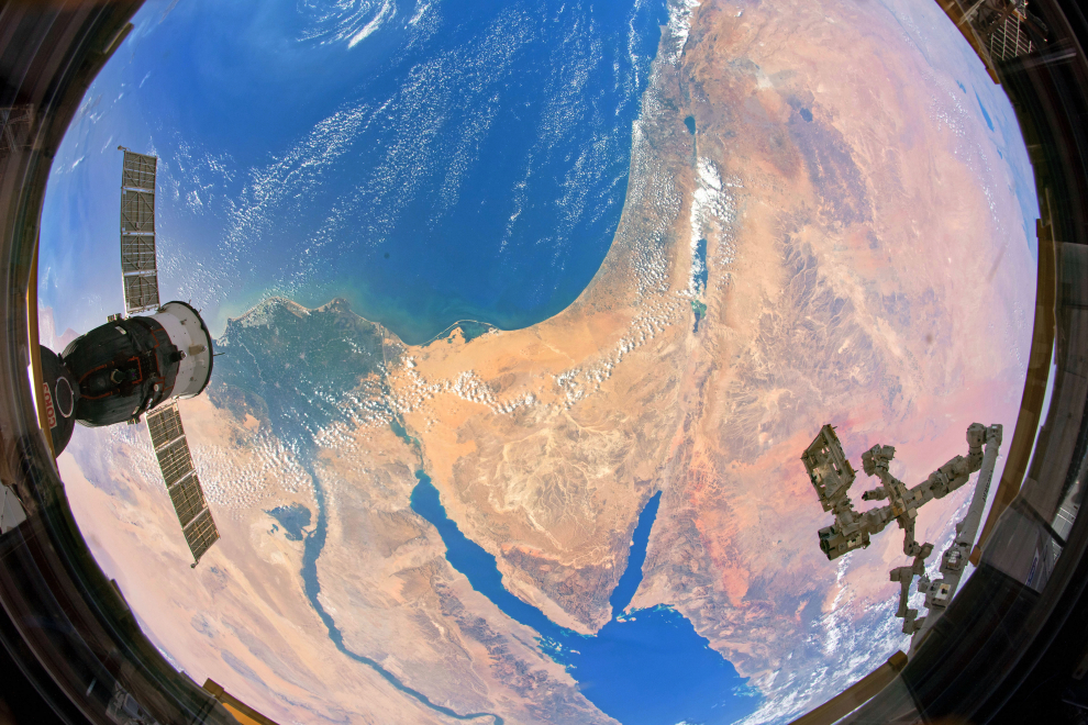 El astronauta Andrew Morgan usó una lente ojo de pez, de 16 mm, para capturar la intersección de dos continentes: el delta del Nilo en África y la península del Sinaí. Tomada el 18 de agosto de 2019