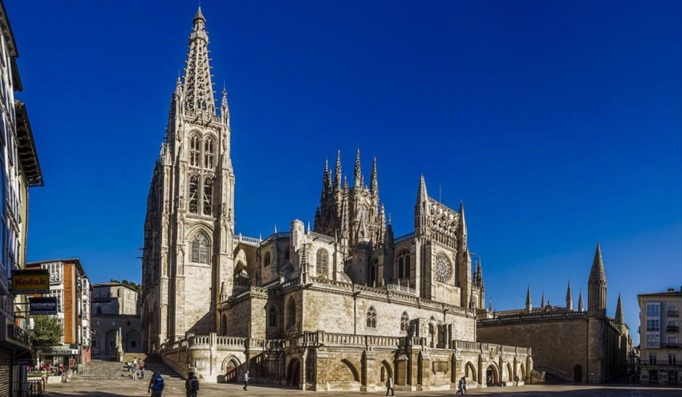 La construcción de la Catedral de Santa María de Burgos comenzó en el siglo XIII, al mismo tiempo que la de las grandes catedrales francesas de la región de París, y finalizó en los siglos XV y XVI. Declarado Patrimonio de la Humanidad en 1984