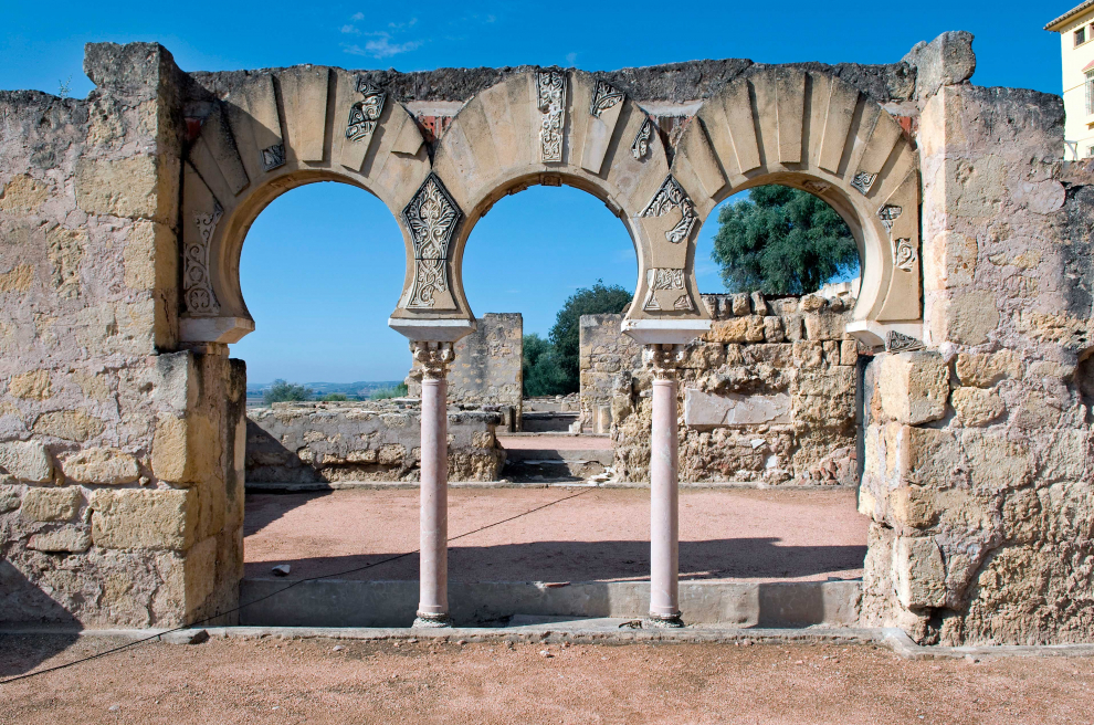 Este yacimiento arqueológico engloba los majestuosos vestigios de la ciudad palaciega edificada a mediados del siglo X por la dinastía de los Omeyas para que fuera sede del califato de Córdoba. Declarado Patrimonio de la Humanidad en 2018
