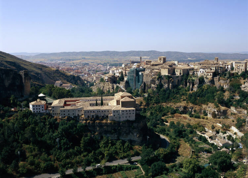 Construida con fines defensivos por los musulmanes en el territorio del Califato de Córdoba, Cuenca es una ciudad medieval fortificada en excelente estado de conservación. Declarado Patrimonio de la Humanidad en 1996