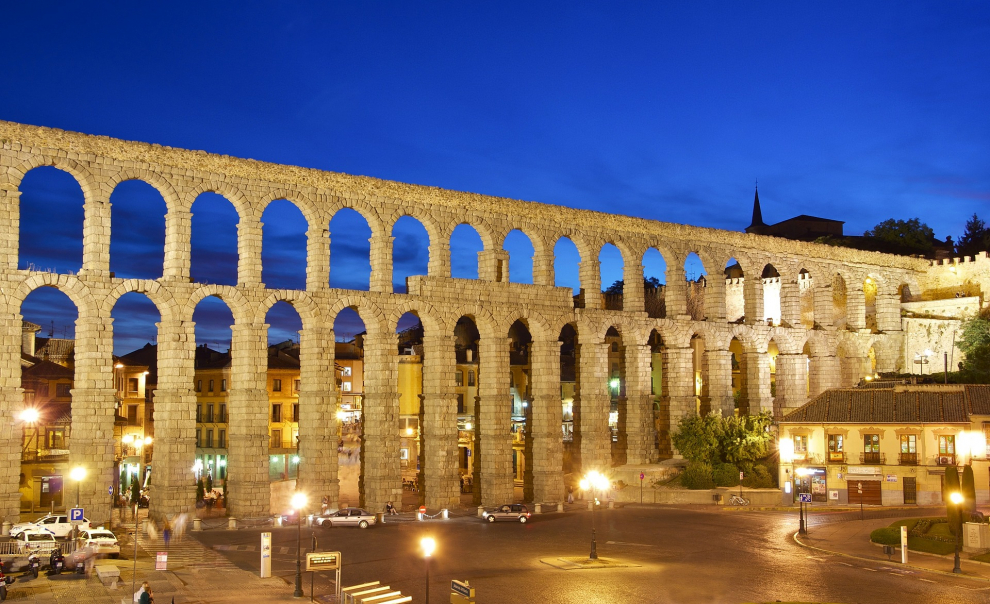 Edificado probablemente hacia el año 50 d.C., el acueducto romano de Segovia se conserva excepcionalmente intacto. Esta imponente construcción de doble arcada se inserta en el marco magnífico de la ciudad histórica, donde se pueden admirar otros soberbios monumentos como el Alcázar, cuya construcción se inició en el siglo XI, y la catedral gótica del siglo XVI. Declarado Patrimonio de la Humanidad en 1985