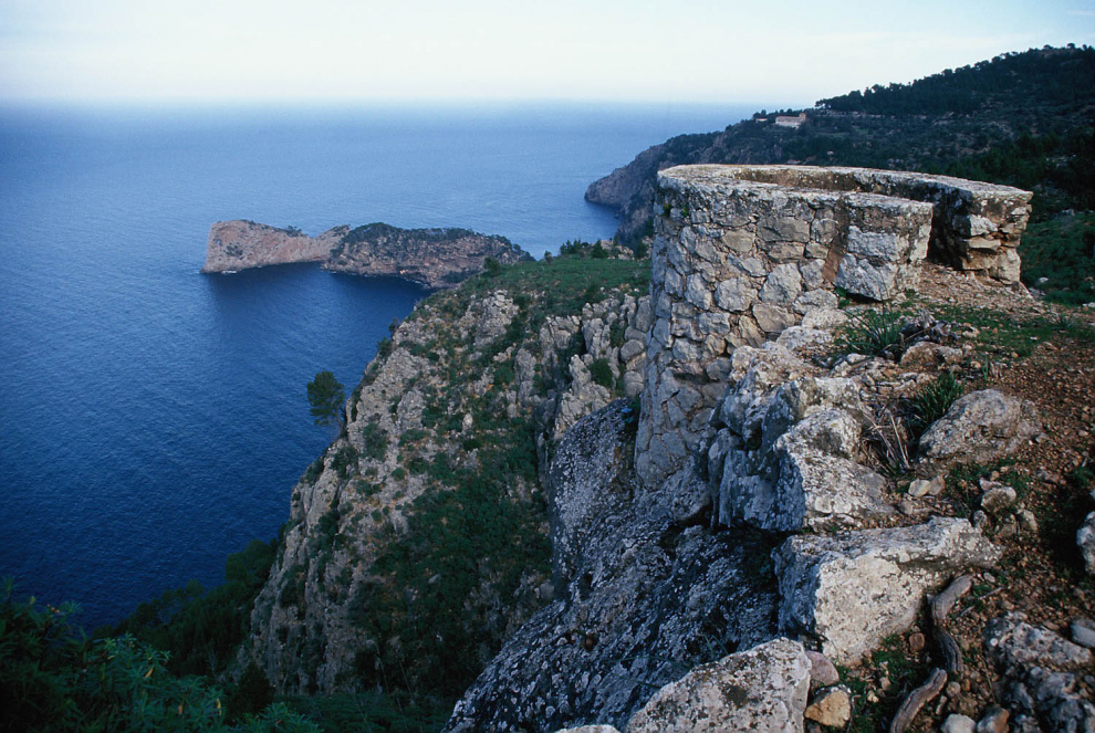La Sierra de la Tramontana, situada a lo largo de la costa noroeste de Mallorca, es una región montañosa muy escarpada donde se levantan las cimas más altas de la isla. Su paisaje cultural, modelado por el hombre a lo largo de los siglos. Declarado Patrimonio de la Humanidad en 2011