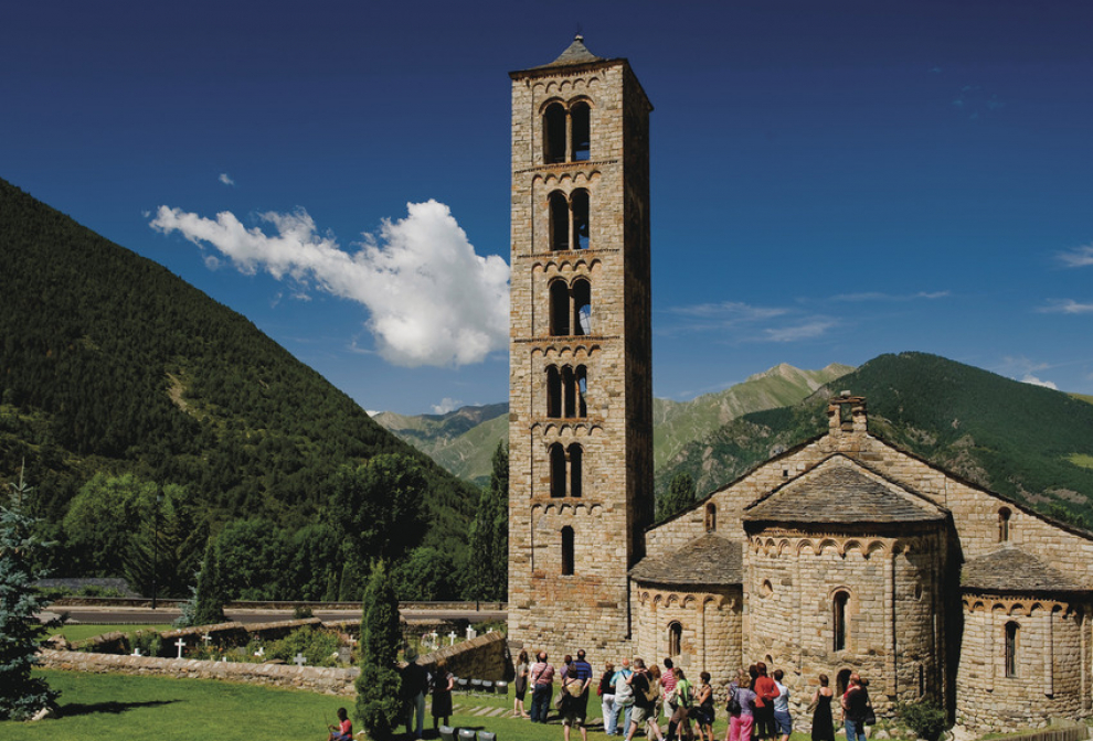Flanqueado por abruptas montañas, el angosto valle del Boí está situado en la región pirenaica de la Alta Ribagorza. Todas las aldeas de este valle, rodeadas de campos cercados, poseen una iglesia románica. Declarado Patrimonio de la Humanidad en 2000