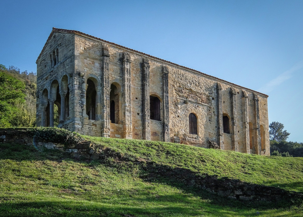 En el siglo IX, el pequeño reino de Asturias mantuvo viva la llama del cristianismo en la Península Ibérica. En su territorio nació un estilo innovador de arquitectura prerrománica que desempeñaría, más tarde, un importante papel en el desarrollo de la arquitectura religiosa de toda la Península. Declarado Patrimonio de la Humanidad en 1985.