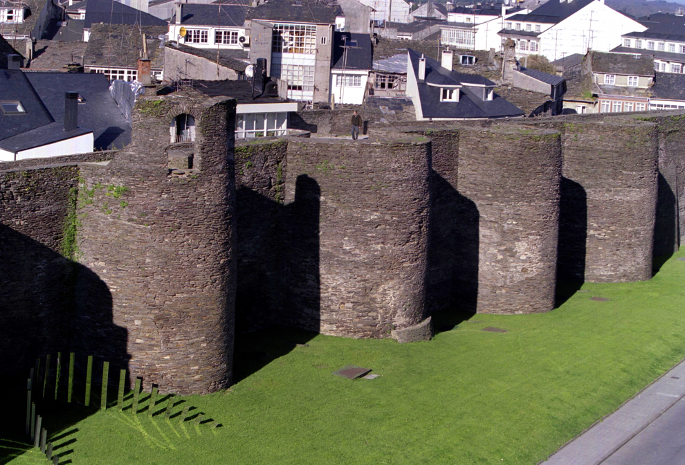La muralla de Lugo fue construida a finales de siglo II para defender la ciudad romana de Lucus. Su perímetro se ha conservado intacto en su totalidad y constituye el más bello arquetipo de fortificación romana tardía de toda Europa Occidental. Declarado Patrimonio de la Humanidad en 2000