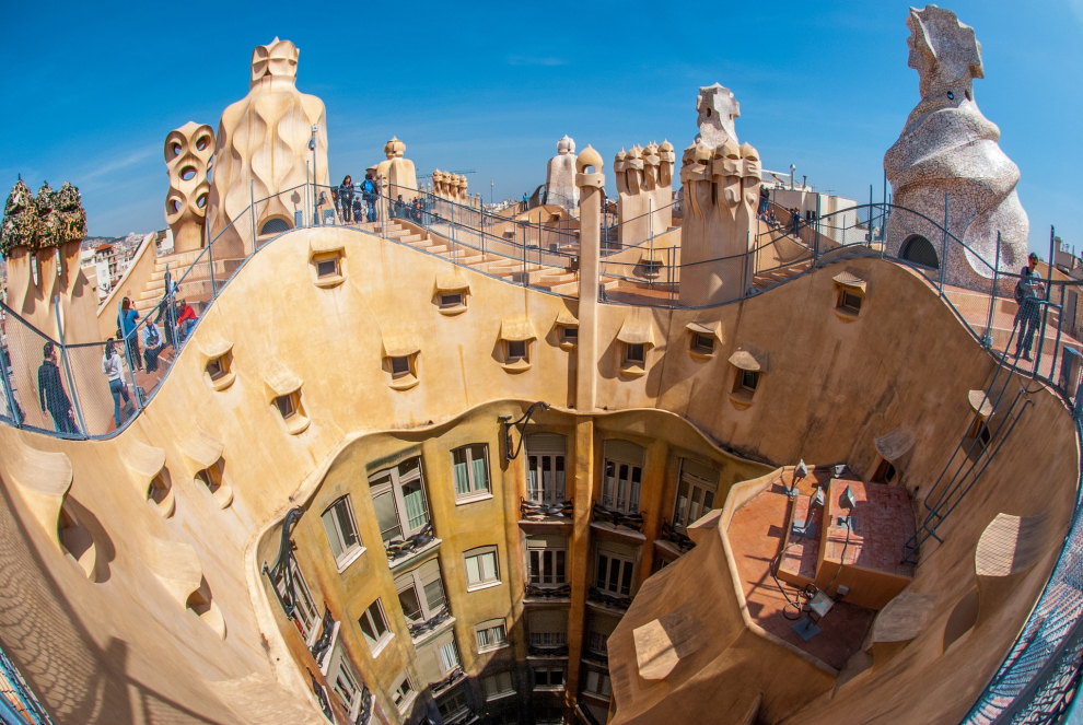 Siete edificios construidos por el arquitecto Antoni Gaudí (1852–1926) en Barcelona o sus proximidades. Inscritos en la Lista del Patrimonio Mundial en 1984 y 2005. Estas obras atestiguan la excepcional contribución de las creaciones de Gaudí a la evolución de la arquitectura y las técnicas de construcción a finales del siglo XIX y principios del XX.