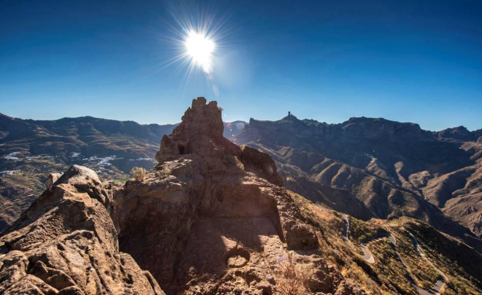 Situado en una vasta zona montañosa del centro de la isla de Gran Canaria, el sitio del Risco Caído se caracteriza por una topografía de acantilados, barrancos y formaciones volcánicas presentes en un paisaje de rica biodiversidad. Declarado Patrimonio de la Humanidad en 2019