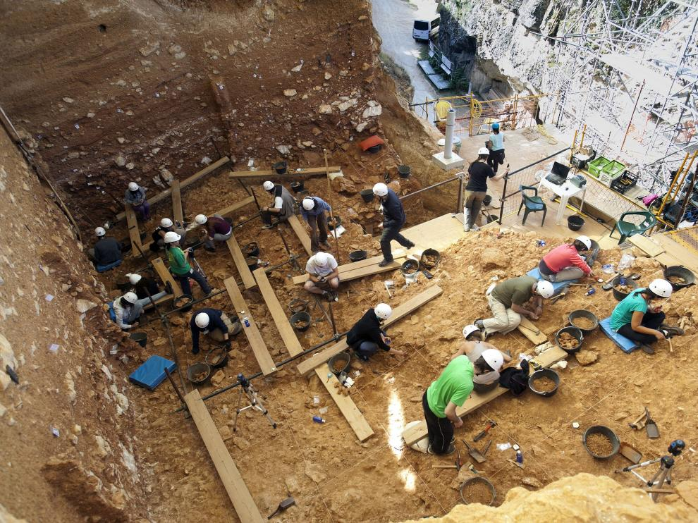 Las cuevas de la Sierra de Atapuerca contienen numerosos vestigios fósiles de los primeros seres humanos que se asentaron en Europa, desde hace casi un millón de años hasta nuestra era. Declarado Patrimonio de la Humanidad en 2000