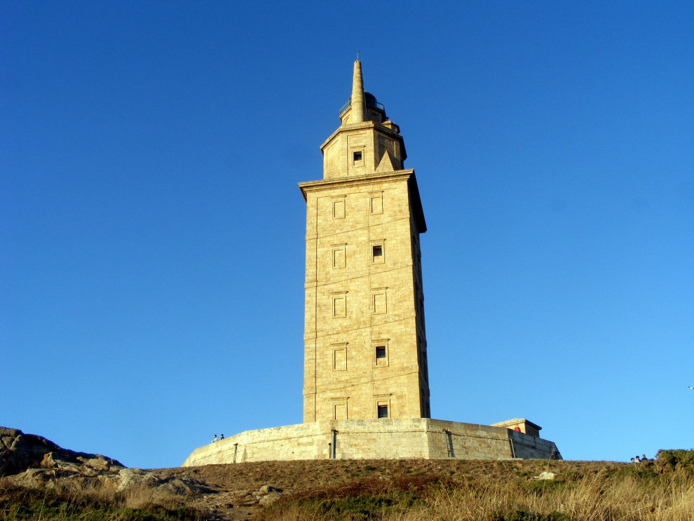 La Torre de Hércules sirve como faro y emblema de la entrada al puerto de La Coruña (noroeste) desde el siglo I de nuestra era, cuando los romanos lo construyeron con el nombre de Farum Brigantium. Este faro monumental de 55 metros está edificado sobre una roca que de 57 metros de altura. Declarado Patrimonio de la Humanidad en 2009