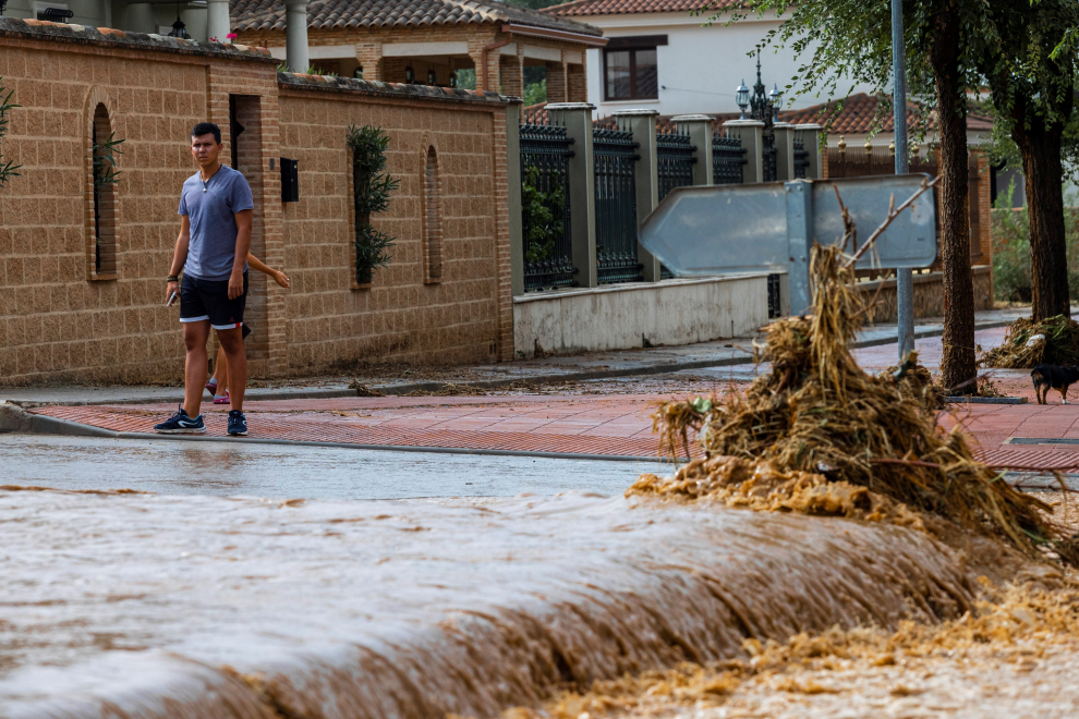 Un hombre observa una calle inundada en el municipio de Guadamur, Toledo, por la depresión aislada en niveles altos (DANA) que atraviesa el país.