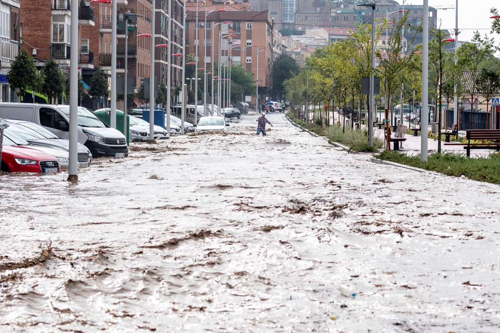 Vista del paseo de La Rosa, este miércoles en Toledo, inundado después de que el arroyo De la Rosa se haya desbordado por las tormentas.