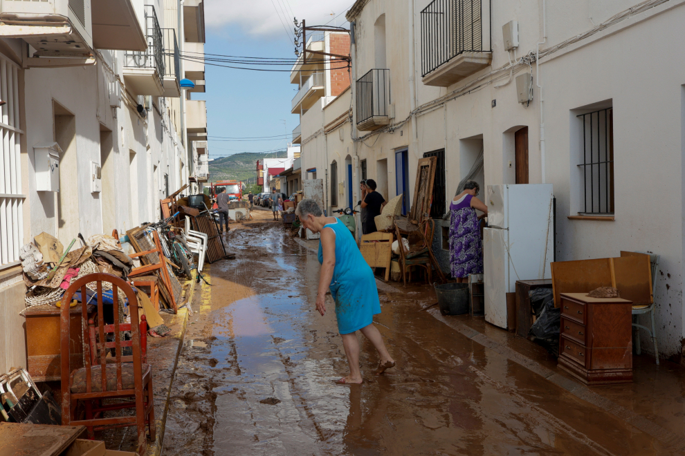 Una vecina participa en los labores de limpieza por los daños causados en les Cases d'Alcanar (Tarragona) por la lluvia torrencial, que ayer descargó 77 litros de agua por metro cuadrado en media hora.