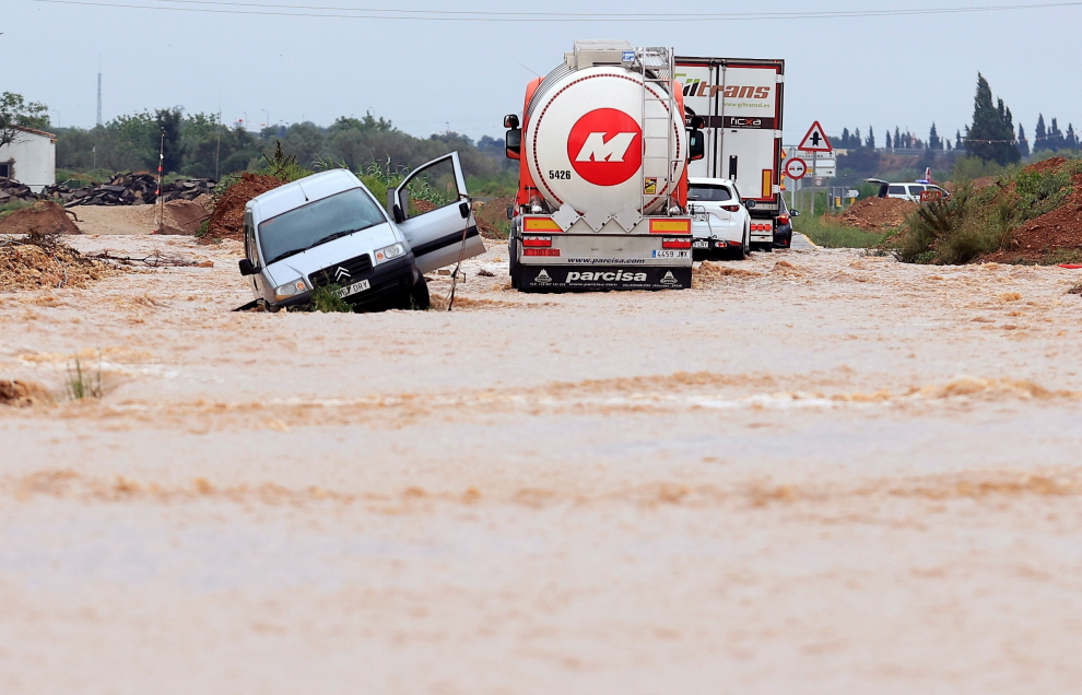 Cinco dotaciones del Consorcio de Bomberos de Castellón trabajan este mediodía en el rescate de varias personas atrapadas tras las fuertes lluvias en la N-238 a la altura de Vinaròs y en el municipio de Rossell en Castellón.