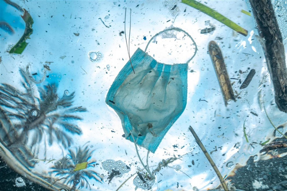 Fotografía ganadora primer premio en la categoría Underwater Conservation. Esta foto fue tomada en Antibes, en la Riviera francesa, durante el verano de 2020. Cada semana, el activista Laurent Lombard de la ONG "Operation Mer Propre" organiza reuniones con ambientalistas locales en un esfuerzo por limpiar la costa. Mucha gente no se da cuenta de que el Mediterráneo es trágicamente uno de los mares más contaminados y donde los residuos plásticos que se desplazan a la deriva y se descomponen en microplásticos se han convertido lamentablemente en la norma.