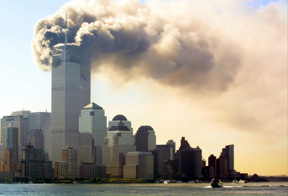 El humo de las torres ardiendo tiño la isla de Manhattan