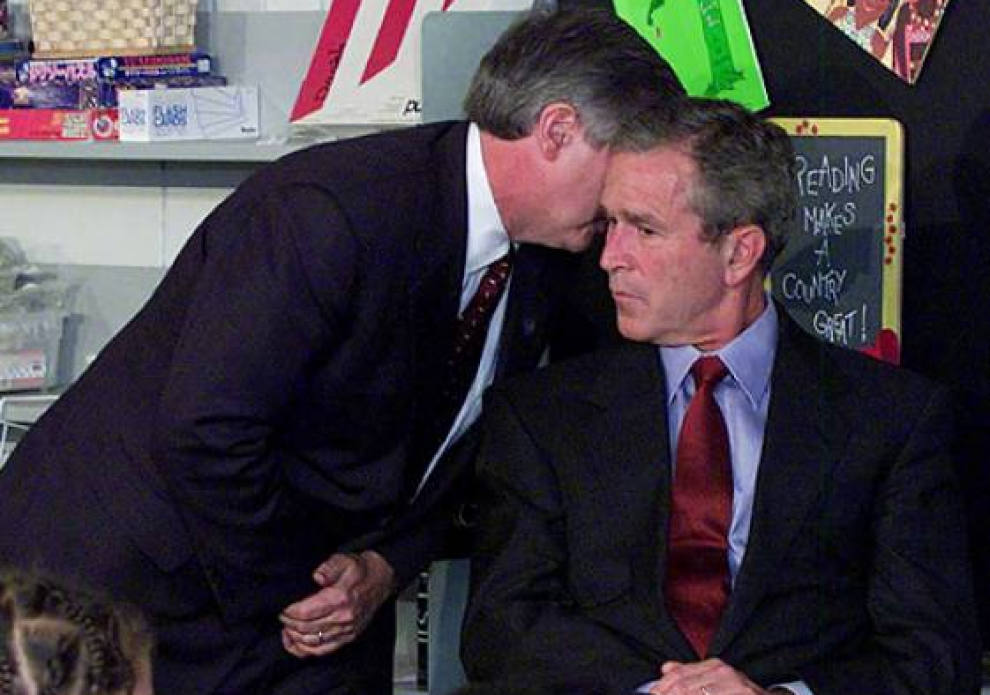 El presidente de Estados Unidos, George Bush, se encuentra en una visita a la escuela primaria Emma E. Booker en Sarasota cuando es informado por el Jefe de Empleados de la Casa Blanca que dos aviones se habían estrellado contra las Torres Gemelas.