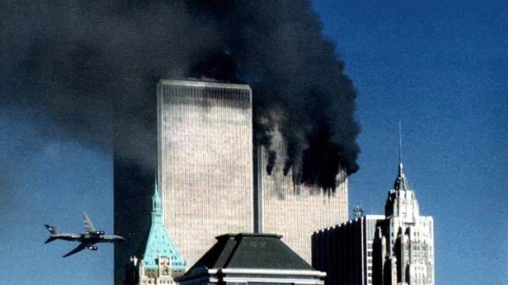 Un segundo avión, el vuelo 175 de United Airlines, golpea la torre sur del World Trade Center 17 minutos más tarde.