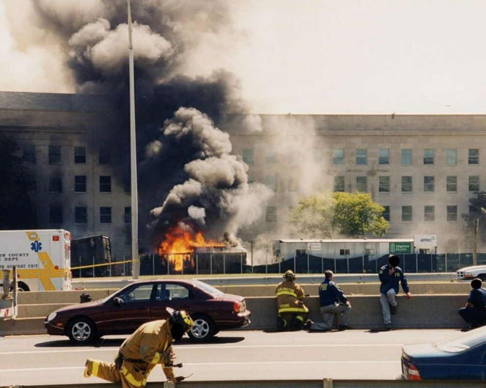 El vuelo 77 de American Airlines, secuestrado por cinco terroristas saudíes, se estrella se estrella contra la fachada del Pentágono en Washington.