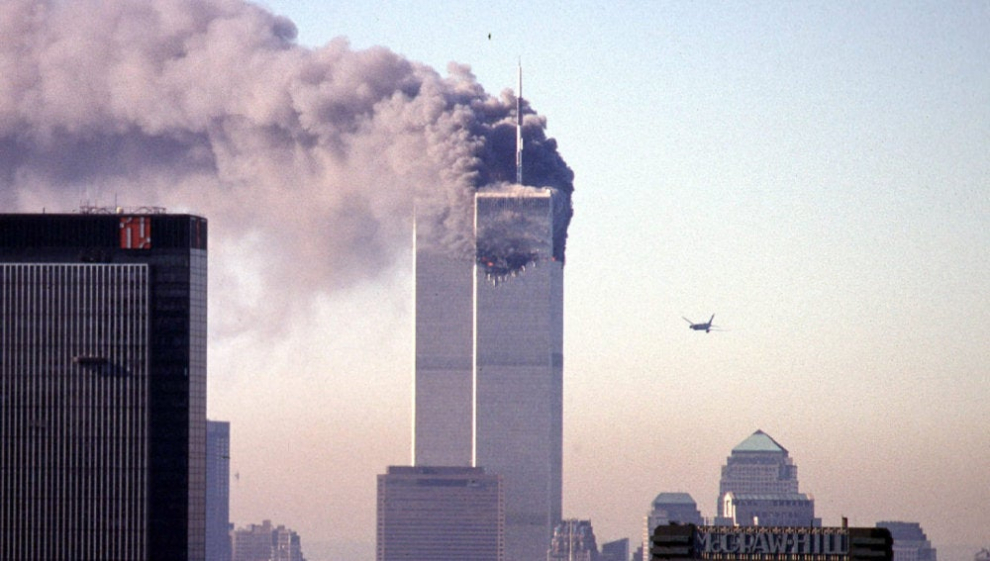 A las 08:46 de la mañana del 11 de septiembre un Boeing 767 de American Airlines impacta contra una de las torres del centro financiero World Trade Center en Nueva York