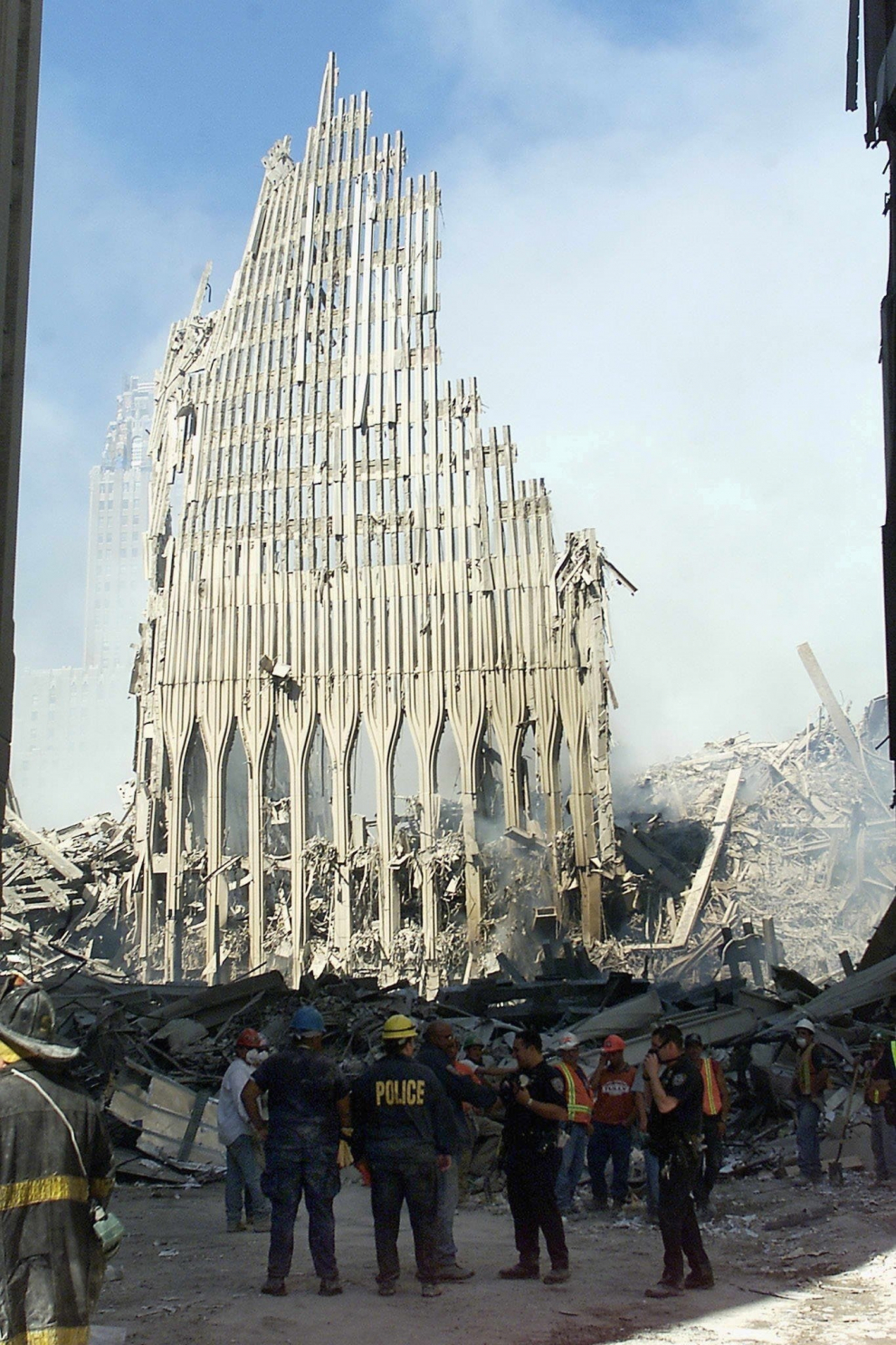 Los servicios de rescate continúan la búsqueda de supervivientes a los pies de la fachada de lo que fue una de las torres del World Trade Center.
