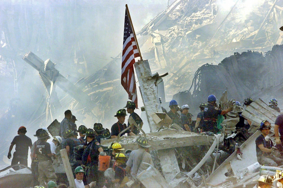 Los servicios de rescate comienzan la búsqueda de supervivientes entre los escombros del World Trade Center de Nueva York.