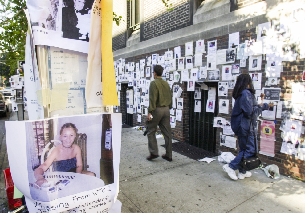 Fachadas, farolas, coches... Cientos de lugares se llenan de carteles con fotografías de desaparecidos tras el derrumbe del World Trade Center.