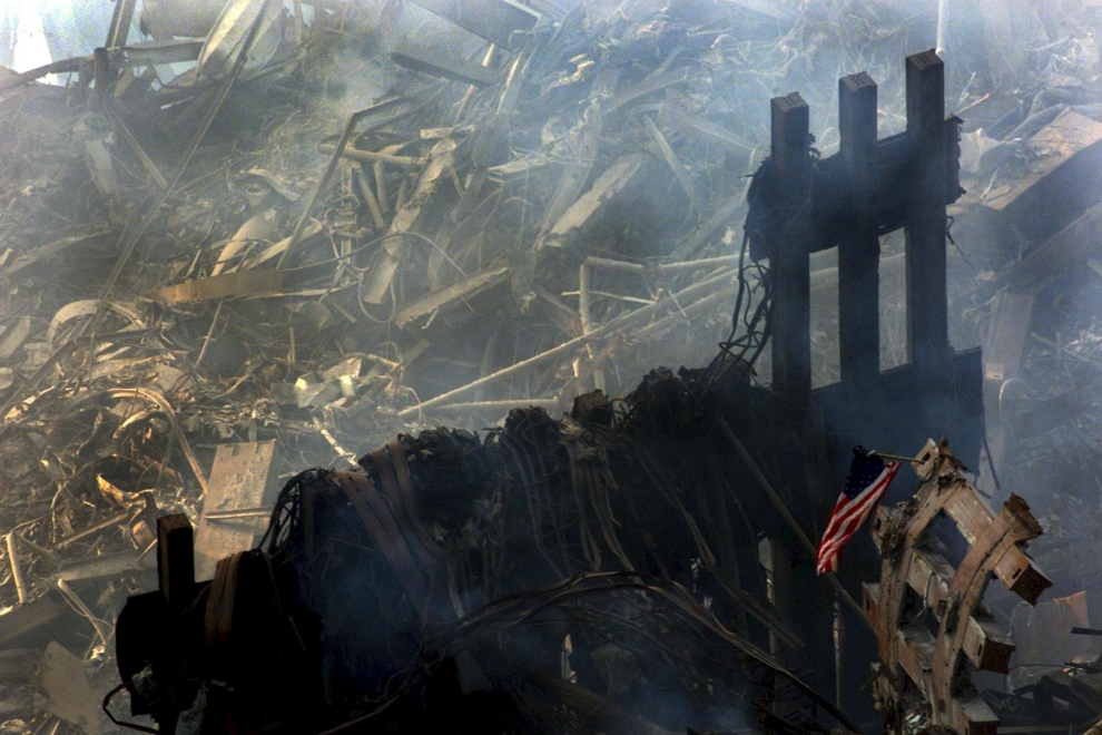 Una semana después del atentado continua saliendo humo entre las vigas de hierro del World Trade Center.