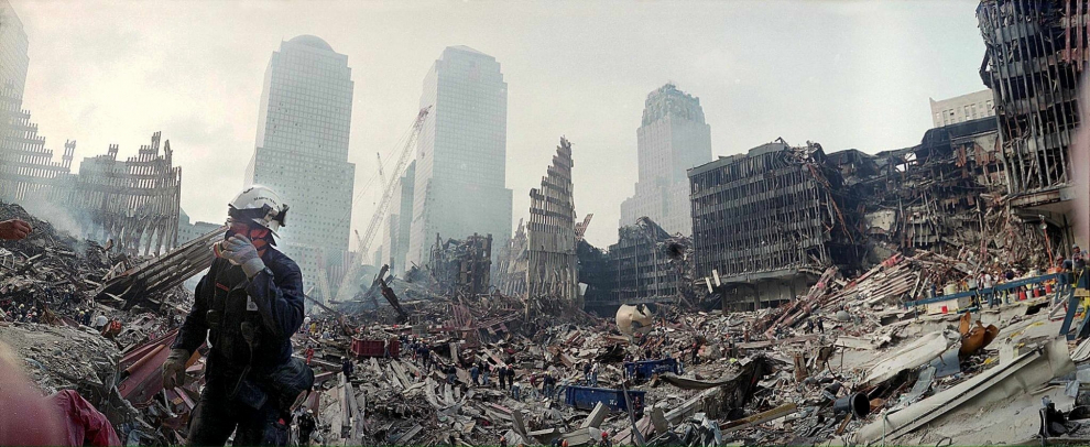Un miembro de la brigada de rescate busca supervivientes entre rocas, polvo y amasijos de hierros a los pies del World Trade Center tras el atentado.