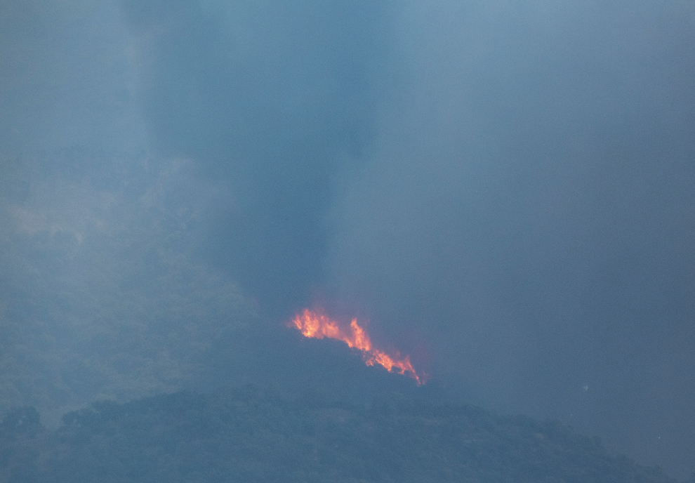 Las llamas del incendio de Sierra Bermeja son visibles desde la localidad de Algatocin.