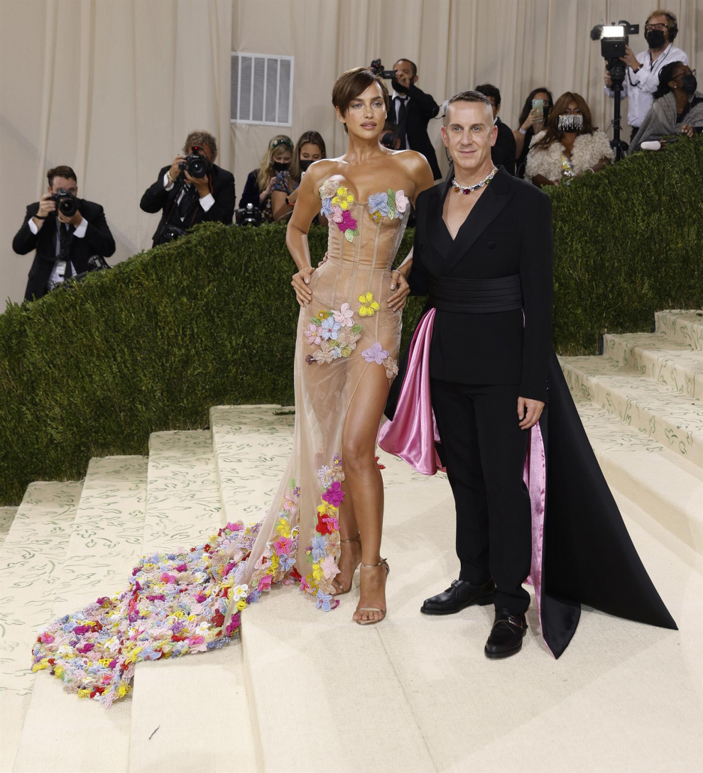 Irina Shayk deslumbra junto a Jeremy Scott con un naked dress de Moschino