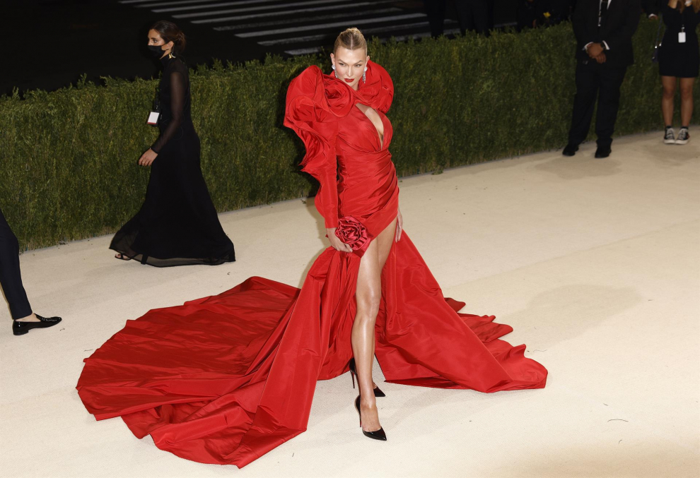 Karlie Kloss lució un espectacular vestido rojo de Oscar de la Renta