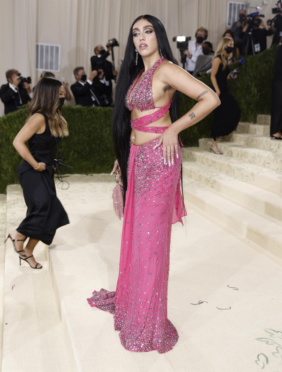 La hija de Madonna, con vestido rosa inspirado en Cher