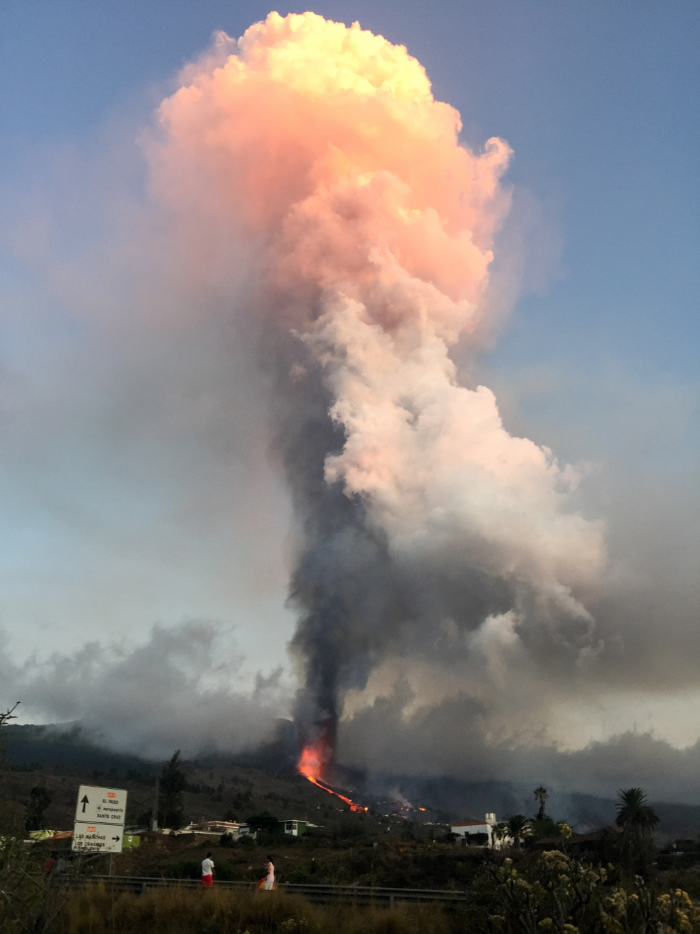 La erupción es visible desde distintos puntos de la isla.