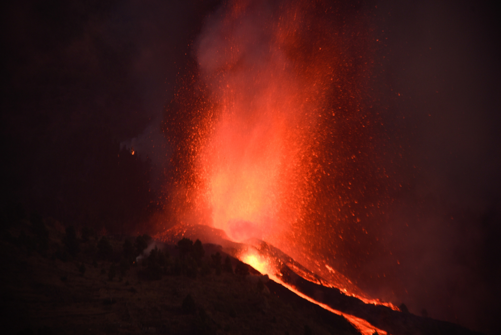 Miles de vecinos de la isla han sido evacuados ante el avance del magma volcánico.