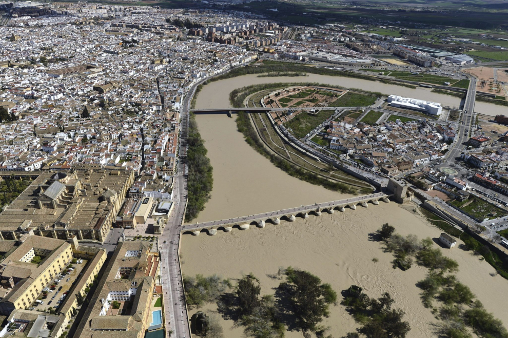 El río Guadalquivir discurre íntegramente por Andalucía. Nace en Quesada, en la Sierra de Cazorla (Jaén) a 1.400 metros de altitud. Sus aguas bañan las provincias de Jaén, Córdoba, Huelva y desemboca en Sanlúcar de Barrameda en Cádiz.