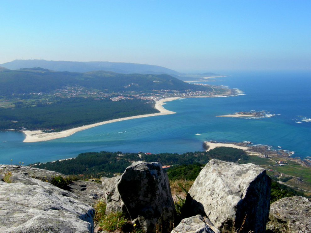 El Miño es el río más largo de Galicia, nace a 700 metros de altitud en Pedregal de Irimia en la provincia de Lugo. Discurre por las provincias de Lugo, Ourense y Pontevedra para desembocar en A Guarda (España) y Caminha (Portugal), en el océano Atlántico.