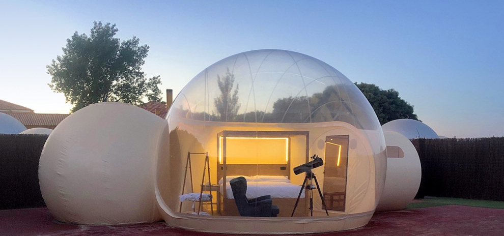 Descansar en el interior de una burbuja Bubble con un manto de estrellas como techo y todas las comodidades necesarias es lo que ofrece este original hotel.