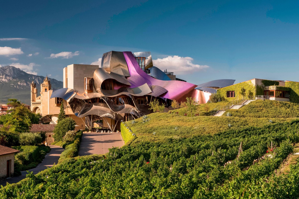 La obra del canadiense Fran Gehry mezcla de la tradición vitivinícola más arraigada con el vanguardismo, el lujo y la tecnología más avanzada del siglo XXI.