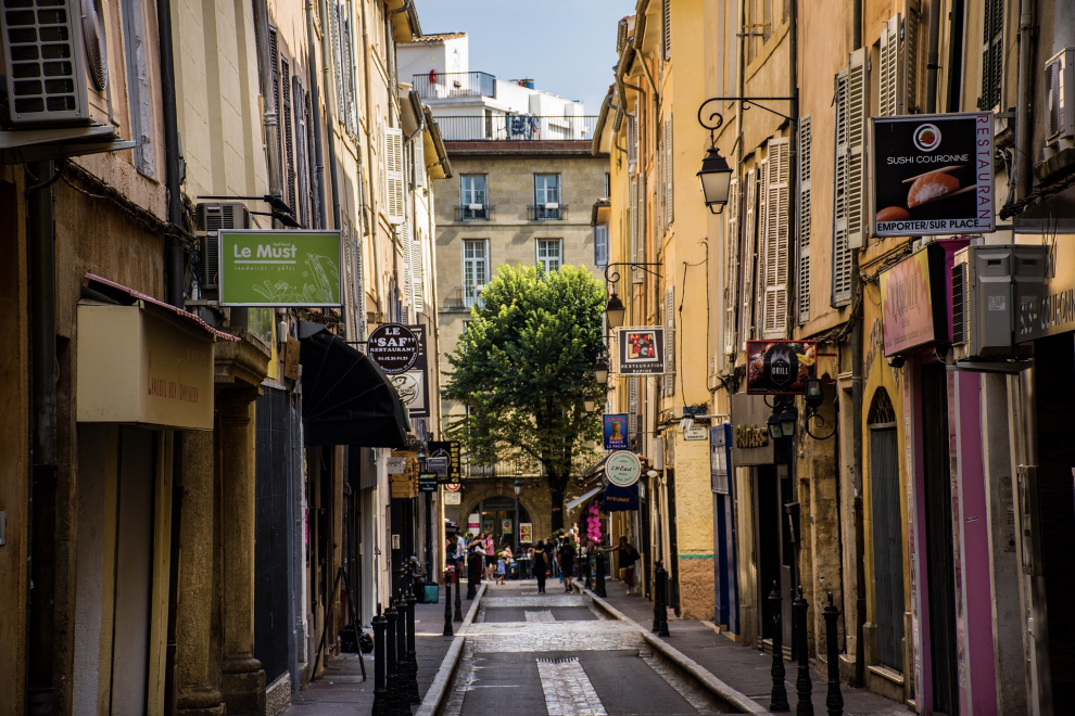 A tan solo 40 minutos de Marsella encontramos esta ciudad poco conocida en los tour turísticos pero ca vez más popular entre extranjeros que buscan buen clima, oferta cultural y rica gastronomía con un coste de vida atractivo.