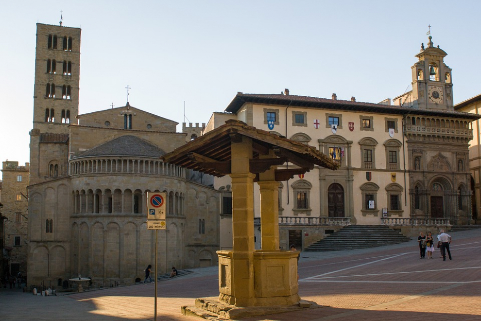 Otro municipio de la Toscana con edificios históricos de su pasado medieval. Su ritmo de vida es tranquilo, gran oferta cultural y escaso turismo. Su mercado de antigüedades mensual es considerado como el mejor de Italia.