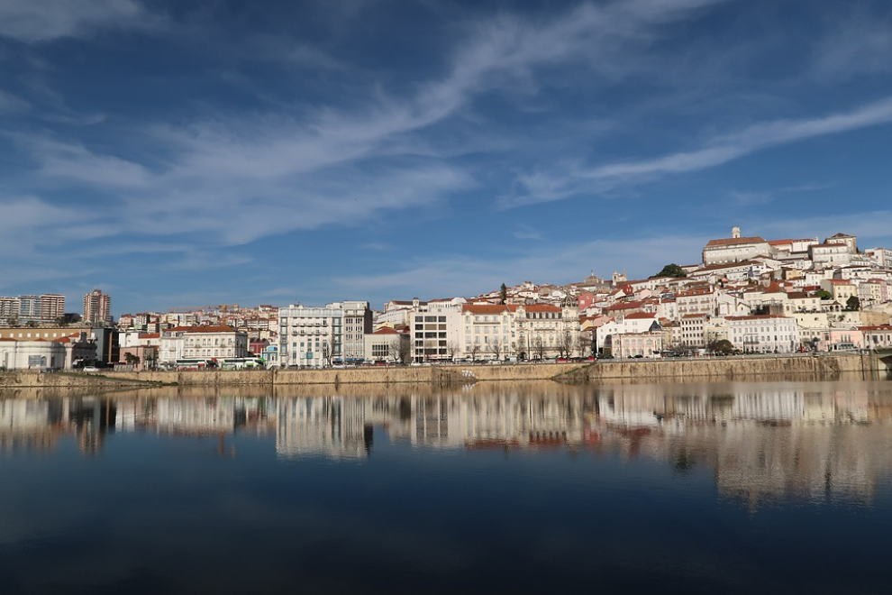 Ciudad cosmopolita gracias a la universidad de Coímbra, primera de Portugal y referencia a nivel mundial. Pequeña y cómoda para recorrer a pie ofrece múltiples opciones de ocio. Su enclave es ideal ya que se encuentra entre Lisboa y Oporto por si quieres hacer una escapada.