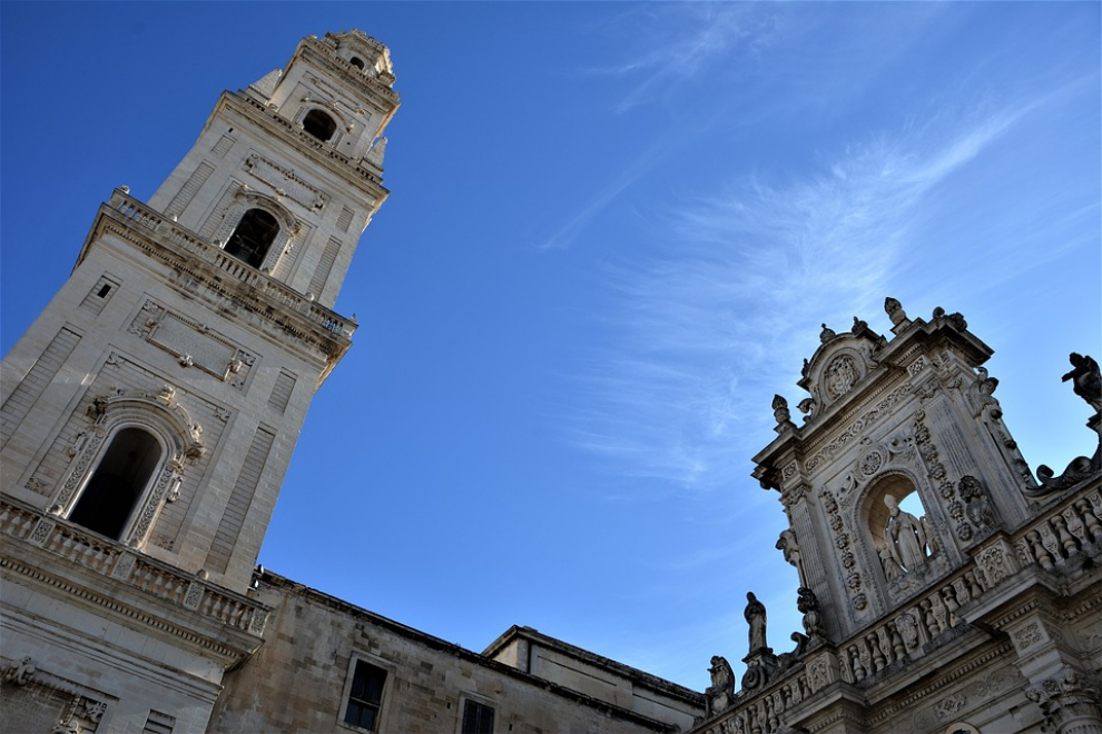 Lecce es la capital cultural de la región de Apulia y referencia del arte barroco. La mayoría de la ciudad es peatonal, lo que permite disfrutar a pie de todos sus edificios históricos: castillo, palacios, iglesias y anfiteatros.