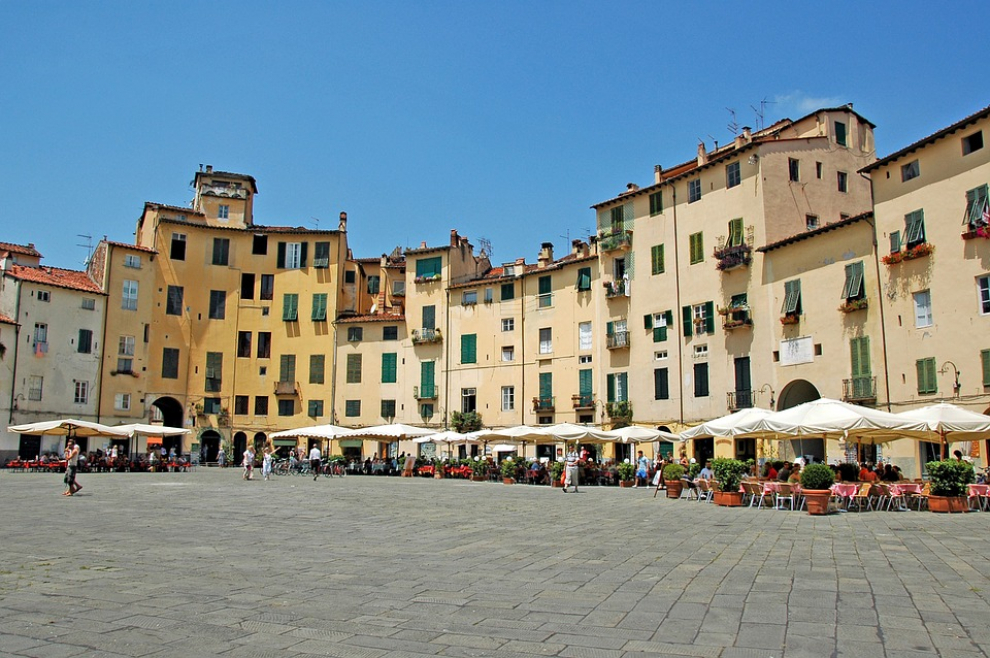 En la Toscana y rodeada por una muralla construida entre los siglo XVI y XVII encontramos la ciudad de Lucca. Un lugar tranquilo, próximo al mar Tirreno, Pisa y Florencia, que cuenta con todos atractivos posibles para los jubilados.