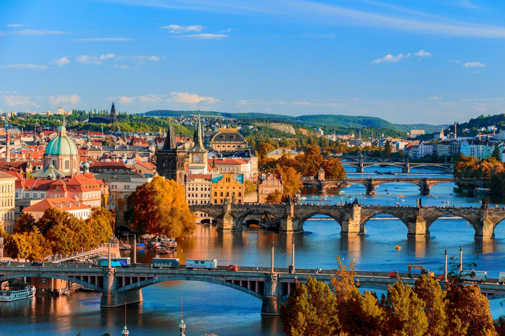 La ciudad histórica de Praga compite con otras ciudades europeas como destino preferido a la hora de jubilarse. Una ciudad barata con una riqueza arquitectónica casi inigualable con numerosos parques a lo largo de la ciudad donde poder pasear.