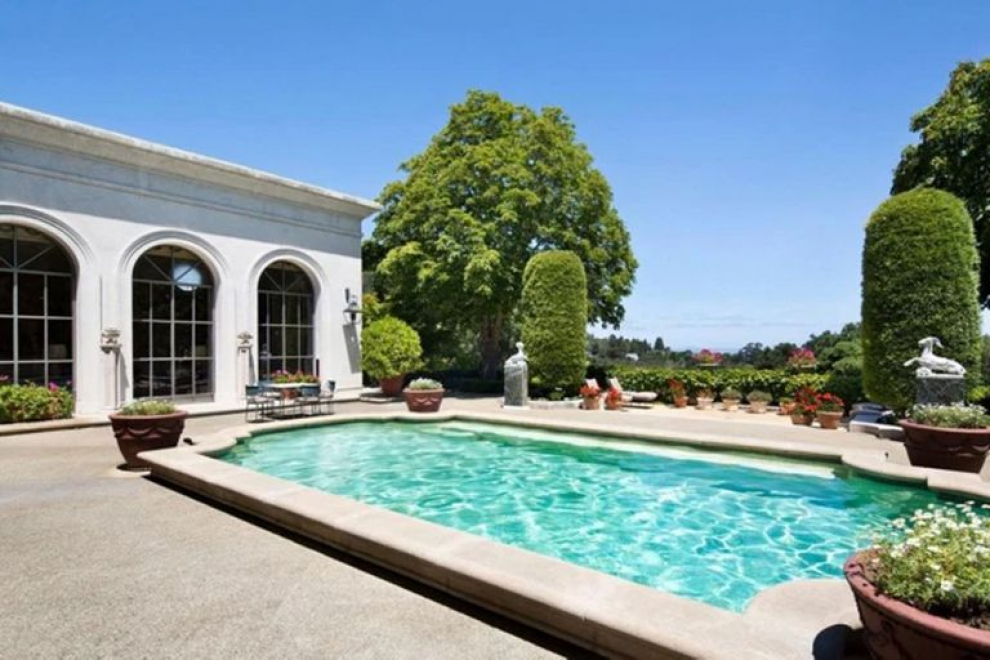 El empresario pone a la venta su última casa en propiedad por 31 millones de euros en la Bahía de San Francisco en EEUU. Cuenta con 15.000 m2 de terreno, nueve habitaciones, nueve baños, jardines y piscina.