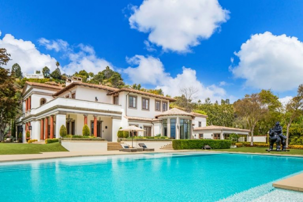 El actor estadounidense rebaja el precio de venta a 70 millones de euros de su mansión en Beverly Park en Los Ángeles. Esta casa de ocho dormitorios de estilo mediterráneo se encuentra en una urbanización de lujo reservada solo para millonarios.